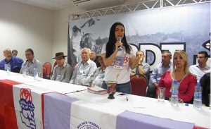 Renata Viana, secretária-geral do PDT-MT, discursa durante reunião do partido em Primavera do Leste