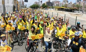 Roberto Cláudio participa de passeio ciclístico ao lado de centenas de apoiadores