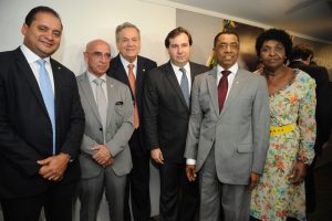 Da esquerda para a direita: os deputados federais Weverton Rocha – líder do PDT na Câmara –, Mário Heringer (PDT-MG), Rinaldo Lessa (PDT-AL), o presidnete da Casa, Rodrigo Maia, e Damião Feliciano (PDT-PB)