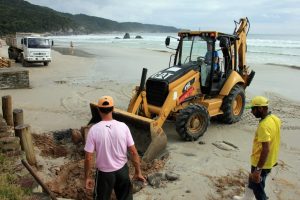 Prefeita Ana Paula executa obras de manutenção nas praias de Bombinhas