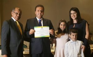 O prefeito reeleito, Carlos Eduardo Alves, sua esposa, a primeira-dama do município, Andréa Ramalho Alves, e dos seus filhos, Cadu e Sofia