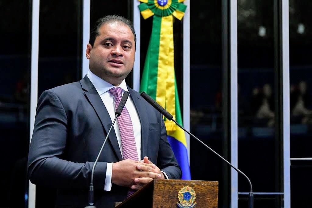 Agentes da Polícia Federal durante cumprimento de mandados na Operação Sem Desconto