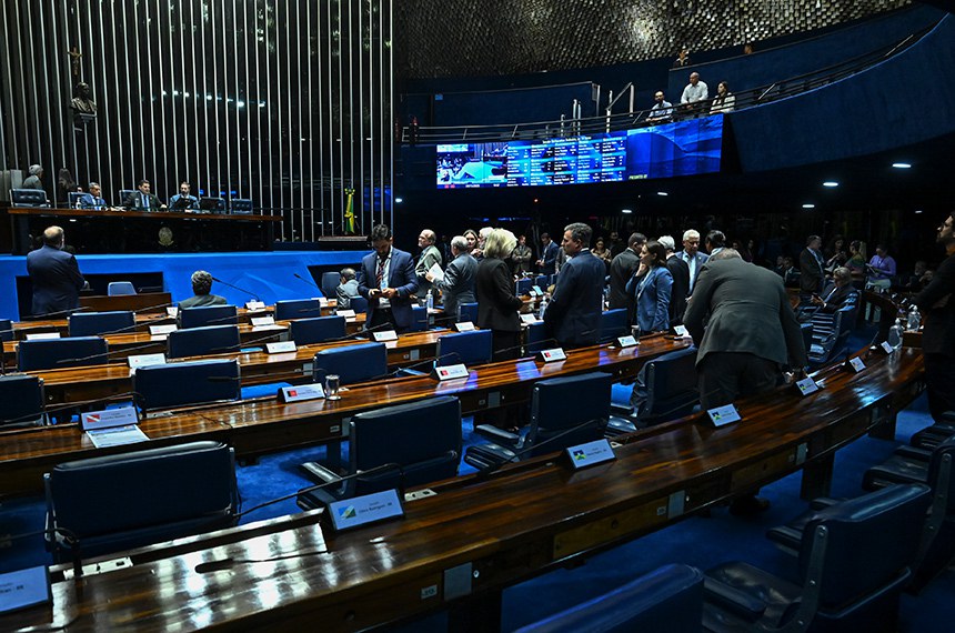 Senado aprova projeto de Duda Salabert que obriga escolas públicas a fornecer água potável