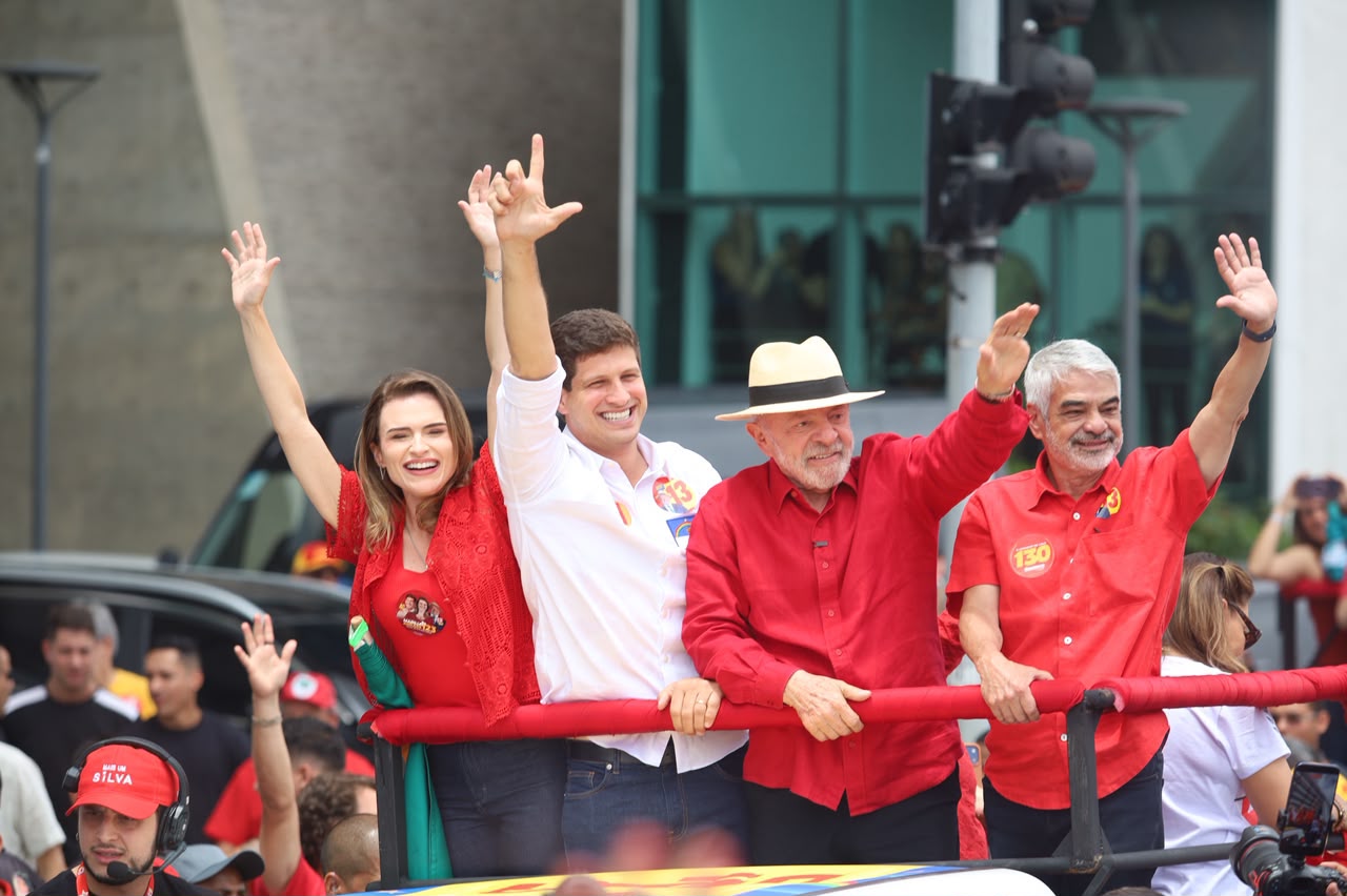 Ao lado de Lula, Marília Arraes leva força da Frente Popular às ruas do Recife em ato histórico no Marco Zero