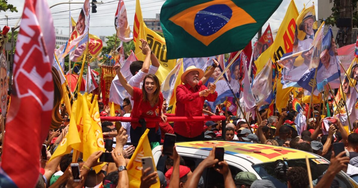 Ao lado de Lula, Marília Arraes leva força da Frente Popular às ruas do Recife em ato histórico no Marco Zero