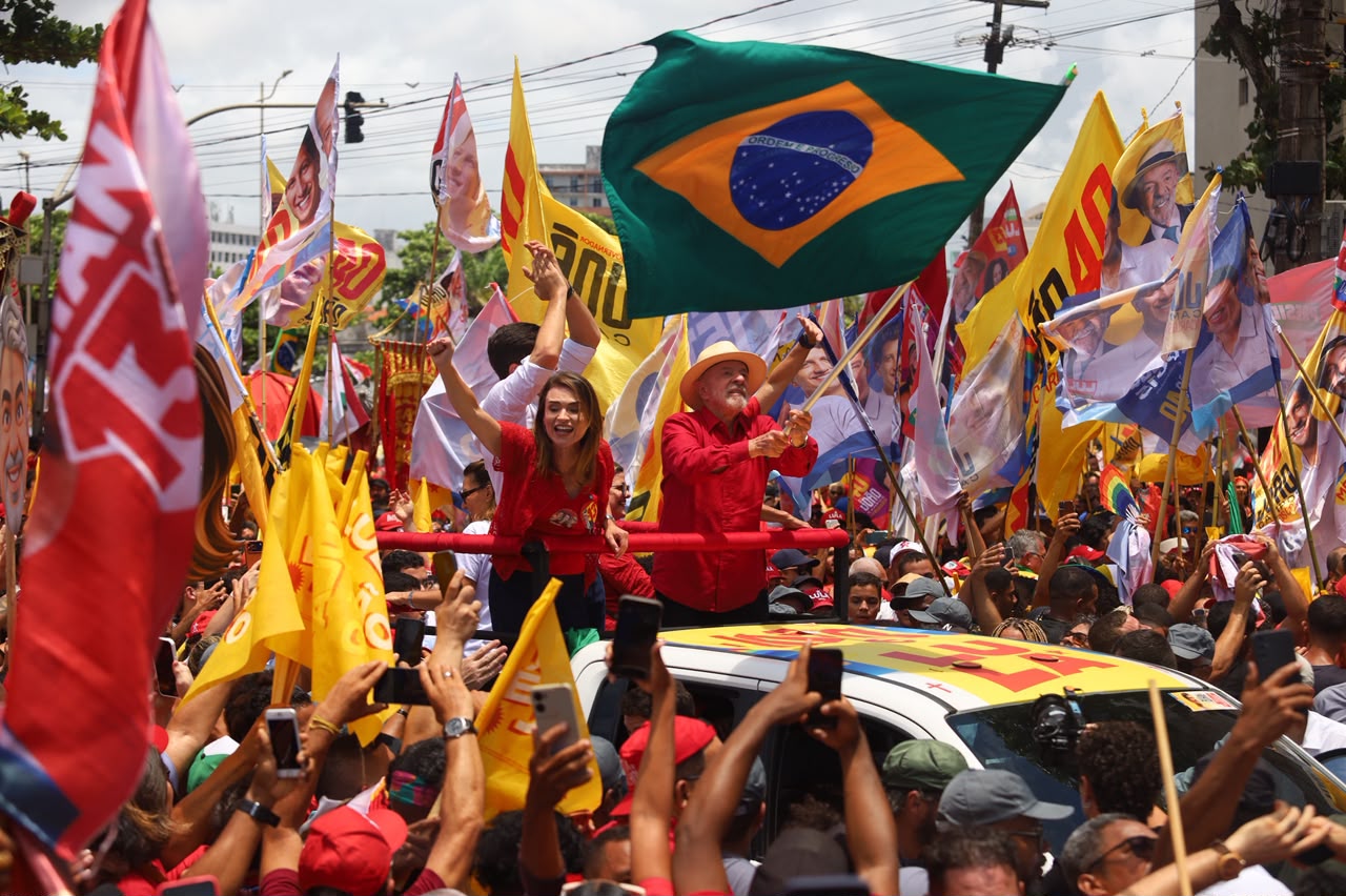 Ao lado de Lula, Marília Arraes leva força da Frente Popular às ruas do Recife em ato histórico no Marco Zero